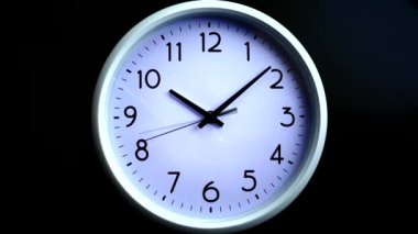 Yakından izle. Zaman hızla akıyor. Bir saat, bir saniye. Siyah arkaplanda duvar saati.