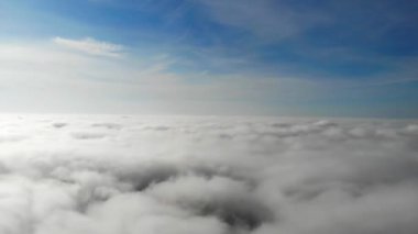 Bulutların üzerinde uçuyor. Gökyüzünün en üst görüntüsü. Uçakla uç. Eluminatörden görüntüle.