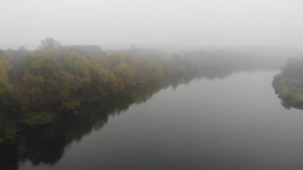 Nevoeiro de outono. Voar sobre o rio. Rio da floresta no outono . — Vídeo de Stock