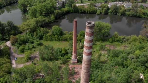 Les ruines d'une ancienne usine vue de dessus. Des cheminées d'une ancienne usine. Ruines abandonnées d'une sucrerie. — Video