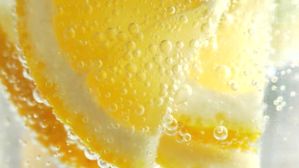 Відсвіжний Безалкогольний Напій Мохіто Наливають Склянку Крупним Планом Лимонний Ячик — стокове відео
