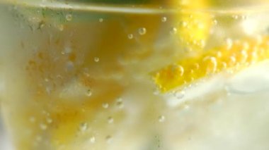 Ferahlatıcı bir içecek. Mojito yakın plan bir bardağa doldurulur. Limonlu nane ve buzlu soda..