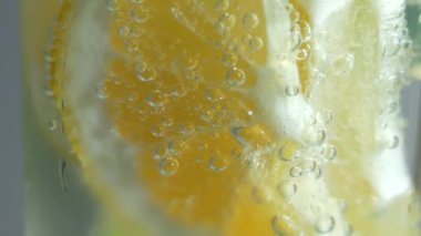 Ferahlatıcı bir içecek. Mojito yakın plan bir bardağa doldurulur. Limonlu nane ve buzlu soda..