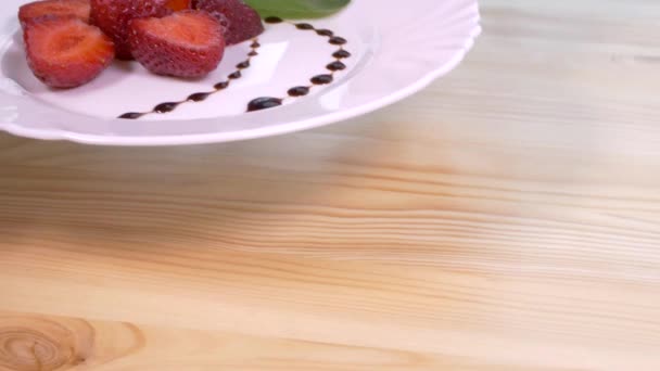 Erdbeeren Auf Dem Silbertablett Dessert Aus Erdbeerscheiben Und Minzzweigen Dessert — Stockvideo