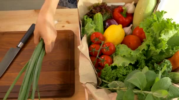 Kosz Warzywami Pudełko Wegetariańskich Produktów Przynieś Sałatki Warzywa Ogrodu Ogórki — Wideo stockowe