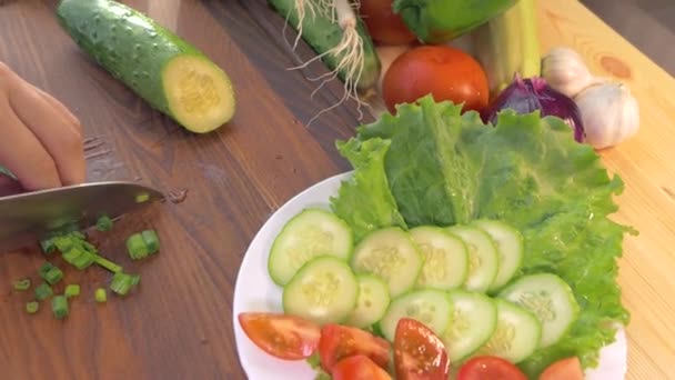 Kobiety Kroją Zieloną Cebulę Nożem Kuchennym Desce Krojenia Połóż Warzywa — Wideo stockowe