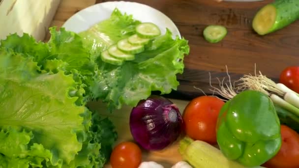 Kadın Eli Salatalık Salatayı Mutfak Masasının Üstüne Koyuyor Domates Salatalıklı — Stok video