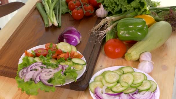 Γυναικεία Χέρια Κόβουν Λαχανικά Κουζινομάχαιρο Ξύλο Κοπής Φρέσκα Λαχανικά Στο — Αρχείο Βίντεο