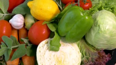 Sebzeler yakın plan çekimde. Mutfak tezgahındaki sebzeler. Domates salatalıklı kabaklı soğanlı salata biberli lahana..