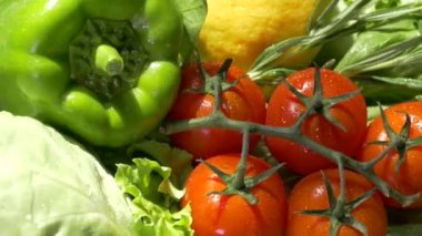 Sebzeler yakın plan çekimde. Mutfak tezgahındaki sebzeler. Domates salatalıklı kabaklı soğanlı salata biberli lahana..