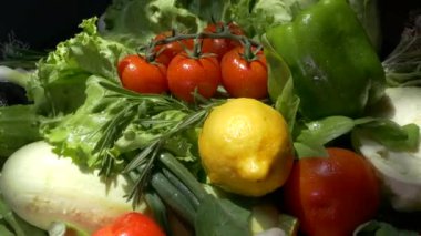 Sebzeler yakın plan çekimde. Mutfak tezgahındaki sebzeler. Domates salatalıklı kabaklı soğanlı salata biberli lahana..