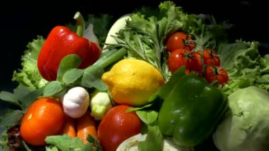 Sebzeler yakın plan çekimde. Mutfak tezgahındaki sebzeler. Domates salatalıklı kabaklı soğanlı salata biberli lahana..
