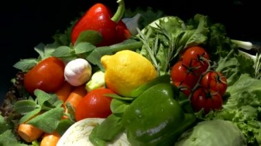 Sebzeler yakın plan çekimde. Mutfak tezgahındaki sebzeler. Domates salatalıklı kabaklı soğanlı salata biberli lahana..