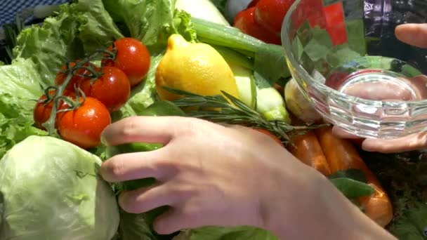Handen Die Groenten Plukken Uit Een Dienblad Keuken Vegetarische Lunch — Stockvideo