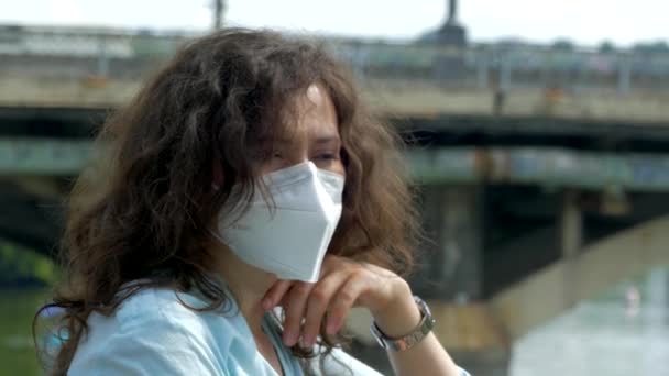 一个戴面具的女孩在城市里走来走去 检疫期间在新鲜空气中行走 大流行病Covid — 图库视频影像