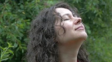 Kız yaz yağmurunu seviyor. Damlalara ve bulutlara bakıyorum. Kırmızı pelerinli.