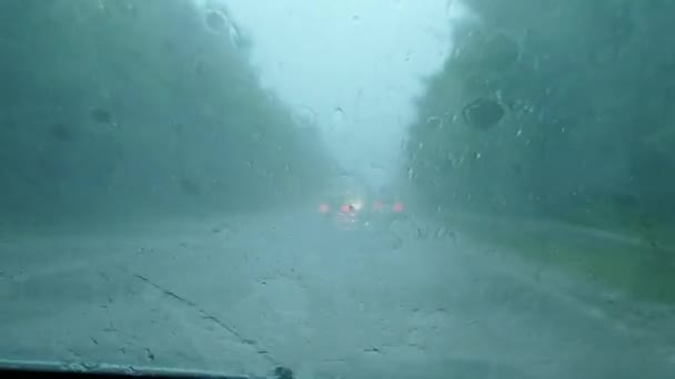 Regentropfen Fliegen Mit Hoher Geschwindigkeit Die Windschutzscheibe Eines Autos Regen — Stockvideo