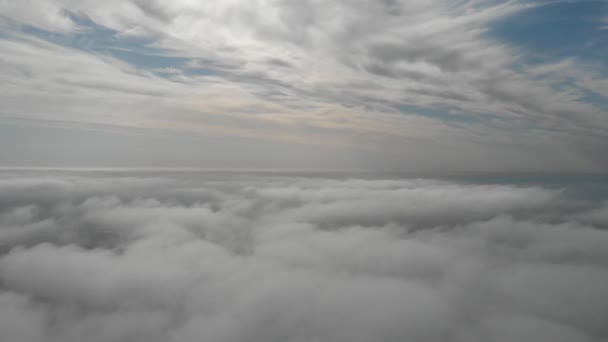 Survoler des nuages gris. Le mauvais temps dans la ville — Video