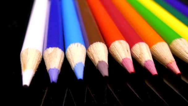 Perbedaan antara pastel dengan crayon adalah terletak pada