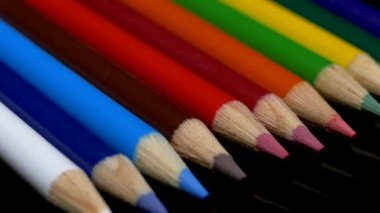 Renkli kalemler kapatın. Sanatçı için gökkuşağının renkleri