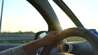 Araba kullan. Ellerini arabanın direksiyonuna koy. Kendi aracınızla seyahat edin.