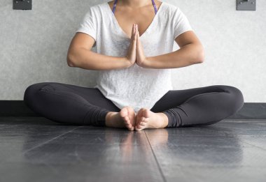 Genç kadın kelebek pozisyon - Namaste Yoga pratik