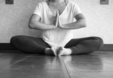 Siyah ve beyaz yorum-in genç kadınlar kelebek pozisyon - Namaste yoga pratik
