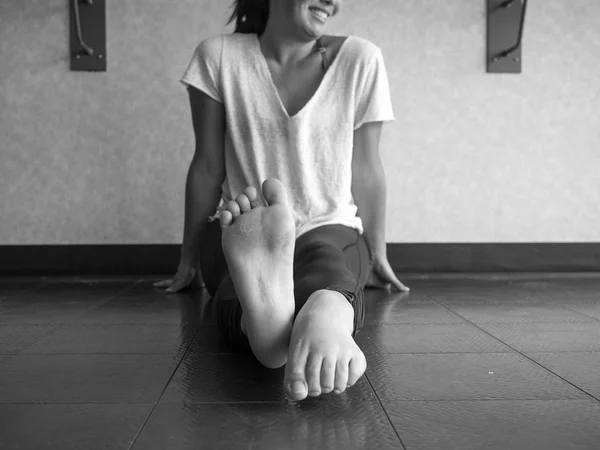 Black White Version Smiling Dancer Warming Her Feet Alternating Pointing — Stock Photo, Image