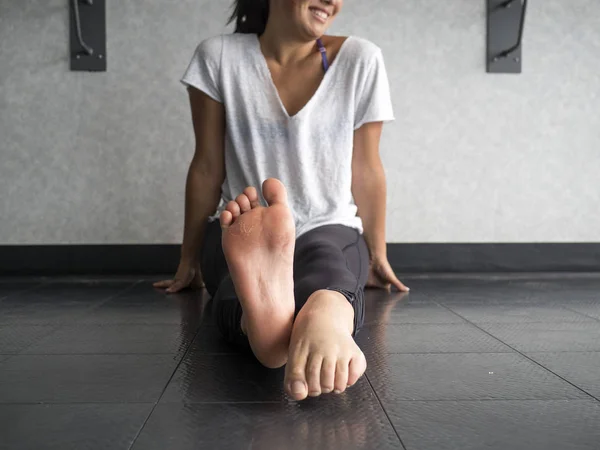 Smiling Dancer Warming Her Feet Alternating Pointing Flexing — Stock Photo, Image