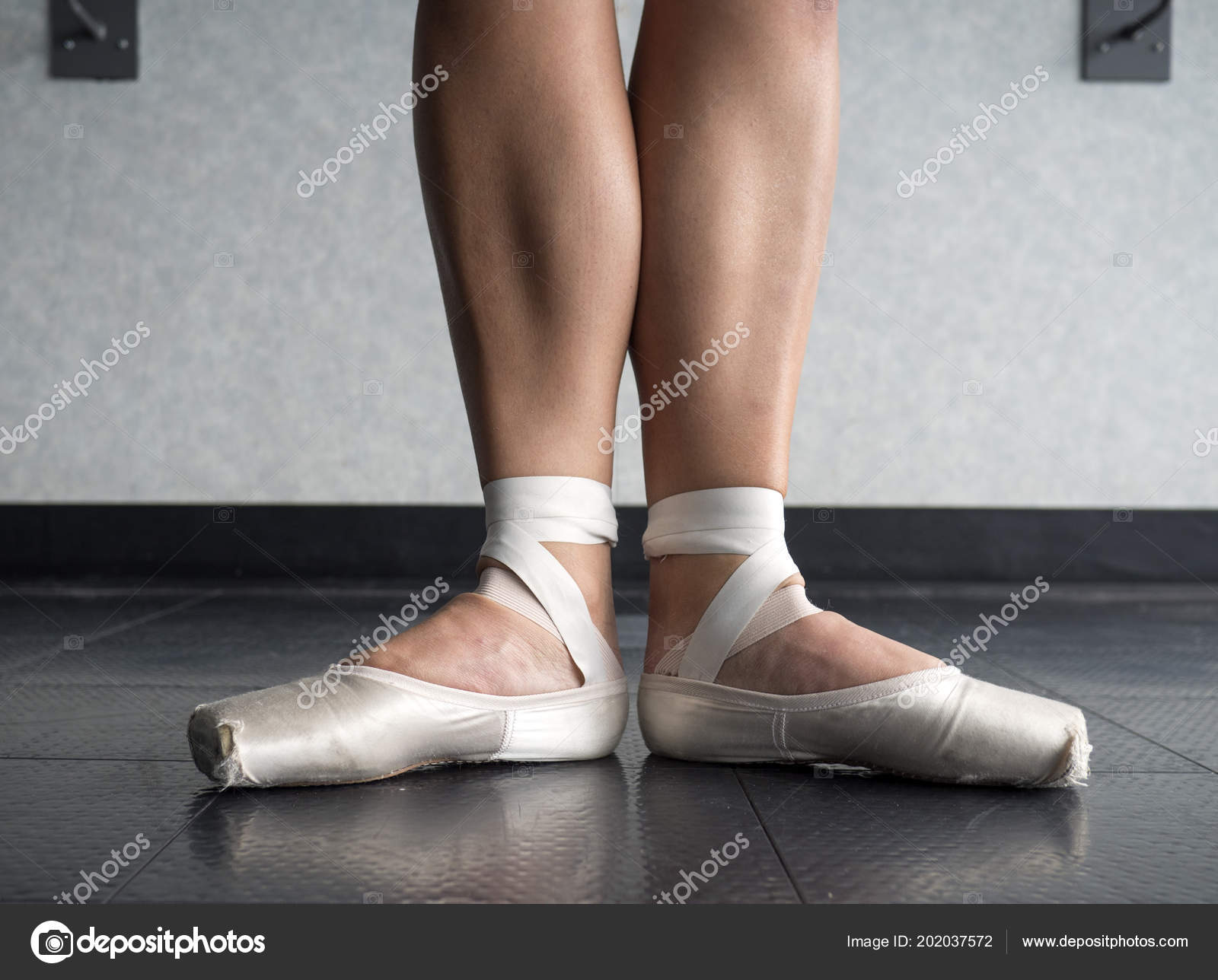Position Ballet Pointe Shoes Bare Legs 