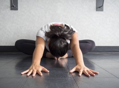 Yoga dansçı Hip streç ayak ileri başına ulaşan kelebek pozisyon