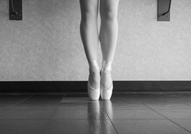 Dans ayakkabılarıyla Bale dansçısı En pointe'nin siyah beyaz versiyonu