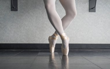 Bale stüdyosu tr pointe Rölöve dördüncü konumda Balerin dansçı