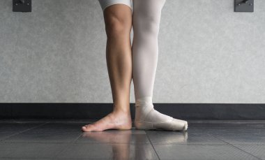 Bir Pointe ayakkabı bir ayak ile ilk pozisyonda Bale dansçısı, ve bir çıplak bacak