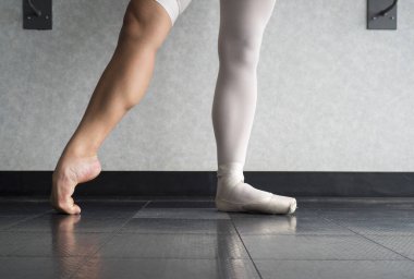 Çalışkan disiplinli arka plan görüntüleme onun pointe Ayakkabı ve çıplak ayak, ısınma Balerin Bale dansçısı dans sahneleri