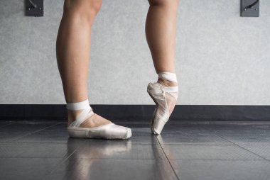 Ballerina sınıf önce onu Pointe bale ayakkabıları onu ayaklar ısınıyor