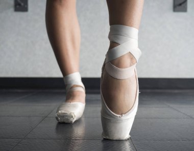 Ayaklarını onun pointe ayakkabı bale terlik tr pointe blokta onu ayağından odaklı bale sınıfta kadar ısınma bir balerin bale dans görünümünü kapat