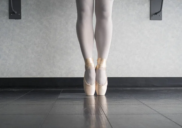 Balletttänzerin Pointe Ihren Tanzschuhen — Stockfoto