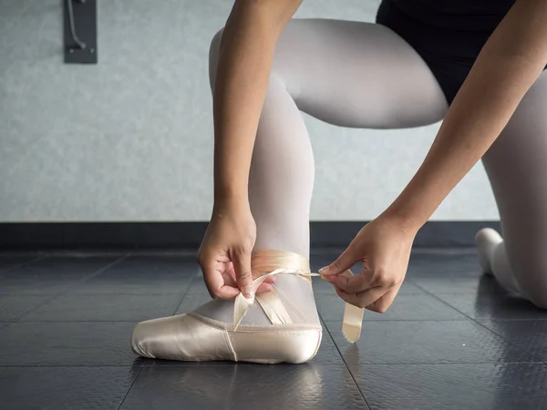 Giovane Ballerina Balletto Femminile Ricreativa Studio Indossando Scarpe Punta Legandosi — Foto Stock