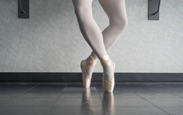 Ballerine Danseuse Dans Studio Ballet Pointe Releve Quatrième Position — Photo