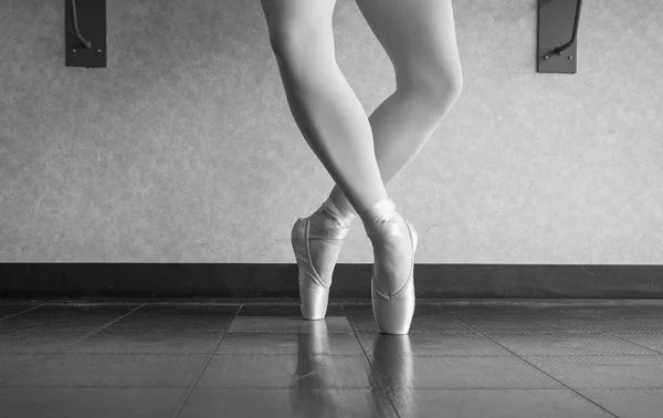 Versión Blanco Negro Bailarina Ballerina Estudio Ballet Punta Lanzar Cuarta —  Fotos de Stock