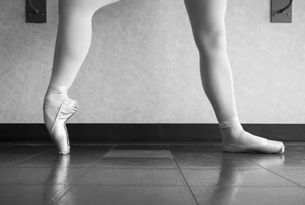 Versión Blanco Negro Ballerina Clase Ballet Calentando Los Zapatos Punta —  Fotos de Stock