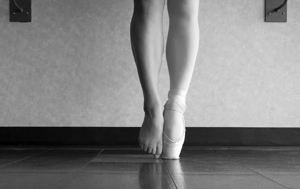 Czarno Biała Wersja Pointe Kulisami Ciężkiej Pracy Treningu Tancerza Baletowego — Zdjęcie stockowe