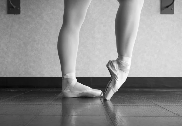 Versión Blanco Negro Bailarina Ballet Calentando Sus Pies Sus Zapatos — Foto de Stock