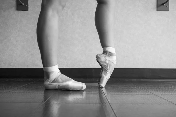 Siyah Beyaz Versiyonu Balerin Sınıf Önce Onu Pointe Bale Ayakkabıları — Stok fotoğraf