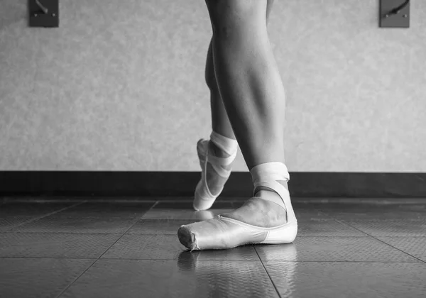 Μαύρη Και Λευκή Εκδοχή Του Μπαλέτου Χορεύτρια Που Δείχνει Παπούτσια — Φωτογραφία Αρχείου