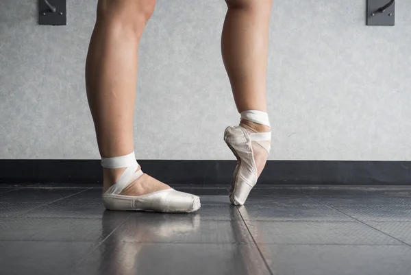 Ballerina Scaldando Piedi Nelle Sue Scarpe Balletto Punta Prima Della — Foto Stock