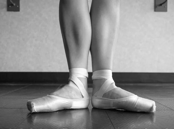 Fekete Fehér Változata Balerina Balett Első Pozícióban Balett Pointe Cipő — Stock Fotó