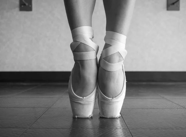 Versión Blanco Negro Close Ballet Dancer Bare Feet Pointe Shoes —  Fotos de Stock