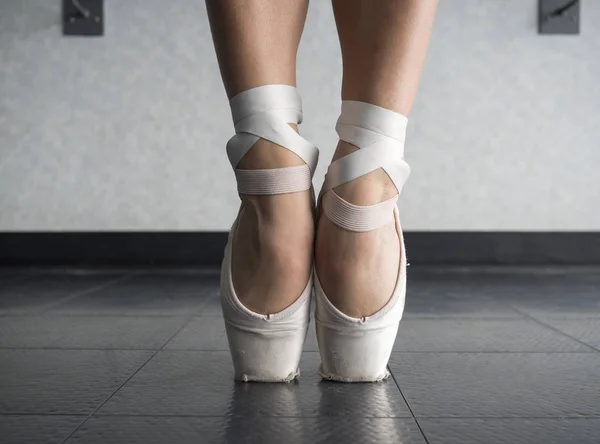 Close Ballet Dancer Bare Feet Pointe Shoes — Stock Photo, Image